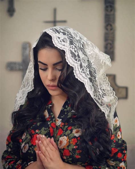 Why Millennial Catholics Are Re-Adopting the Traditional Chapel Veil ...