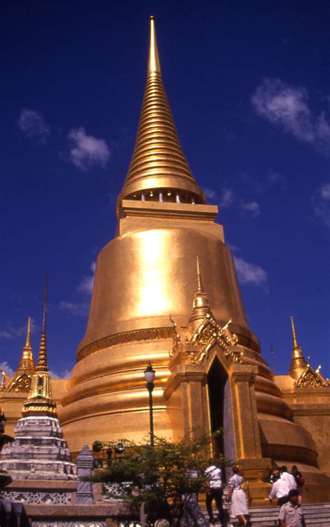 Thai Buddhist Temple Art, Artifacts, and Architecture | WanderWisdom