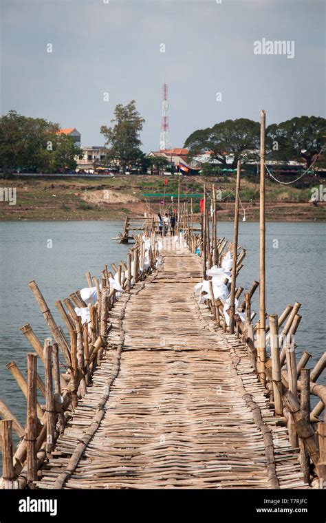 Bamboo bridge in the Mekong, in Kampong Cham, Cambodia Stock Photo - Alamy