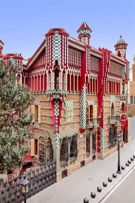 Esplorando la sontuosa architettura di Casa Vicens di Antoni Gaudí | Gaudi architecture ...