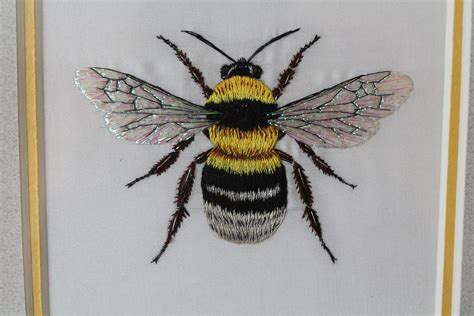 bumble bee | Embroidery patterns, Embroidery inspiration, Bee ...