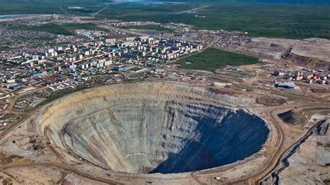 Russia: Eight missing in flooded diamond mine - BBC News