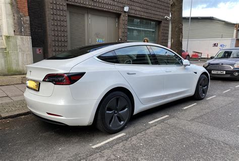 Spotted this beautiful base Model 3 : r/TeslaModel3