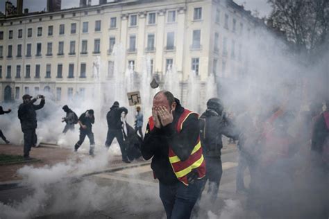 Strikes and clashes as over 1 million protest against Macron's pension ...