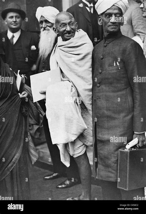 Mahatma Gandhi leaves the Round-table Conference in London, 1931 Stock Photo - Alamy