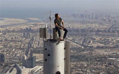 eShowBiz: Tom Cruise Sitting On Top Of The Burj Khalifa