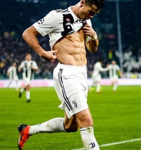 Six-packs Battle: Who Has The Hottest Six-pack? Flavour or Ronaldo (Photos)