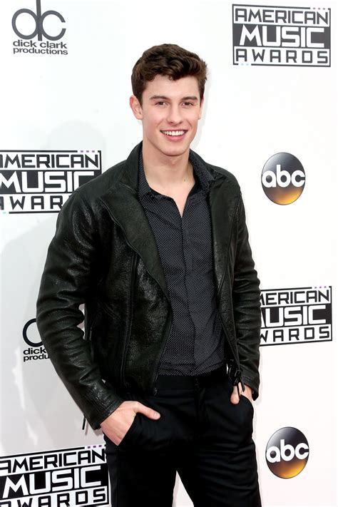 In Los Angeles last night, Shawn Mendes attended the 2016 American Music Awards wearing Emporio ...