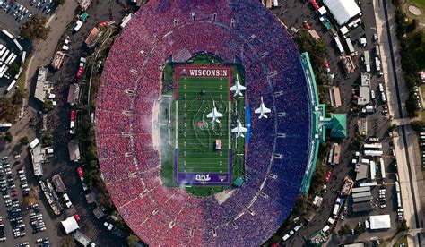 2011 Rose Bowl Game between the Wisconsin Badgers and TCU Horned Frogs ...