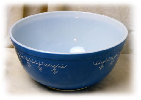 Blue Pyrex 2 1/2 Quart Bowl (1960's) by TheCraftBlossom on Etsy | Bowl, Affordable gifts, Pyrex