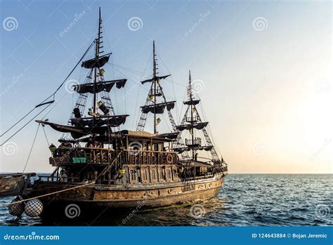 Pirate ship in sunset editorial stock image. Image of ocean - 124643884