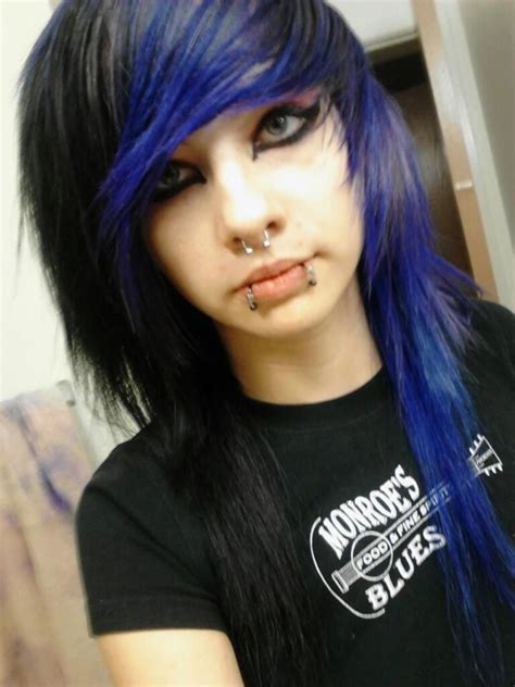 Emo hair - Don't really like the piercings but love her hair. Scene Haircuts, Emo Haircuts ...