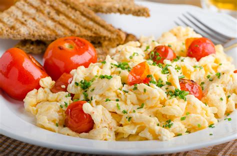 Scrambled Eggs with Tomato and Cream Cheese - Slender Kitchen