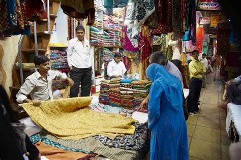 14 Best Mumbai Markets for Shopping and Sightseeing