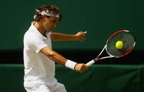 Roger Federer backhand at contact with the ball.jpg