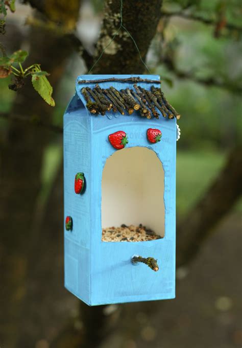 How to Make a DIY Bird Feeder From Recycled Materials | Audubon