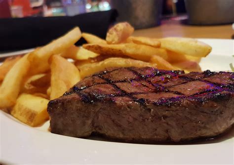 Juicy Steaks at Texas Roadhouse - Taipei Travel Geek