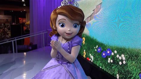 Sofia the First meet & greet at #D23 Expo - Sofia dances and shows us ...
