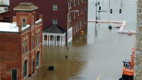 Flooding in Davenport, Iowa: Flood barrier fails along Mississippi ...