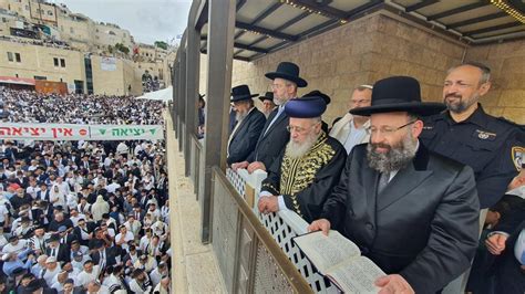 Over 50,000 worshippers participate in Priestly Blessing at Western Wall