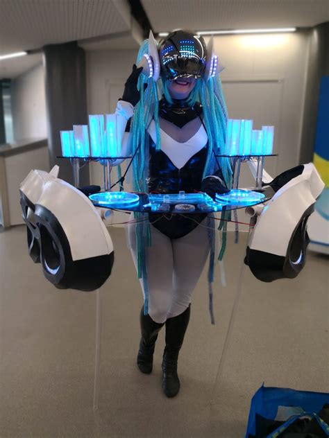 Dj Sona Cosplay