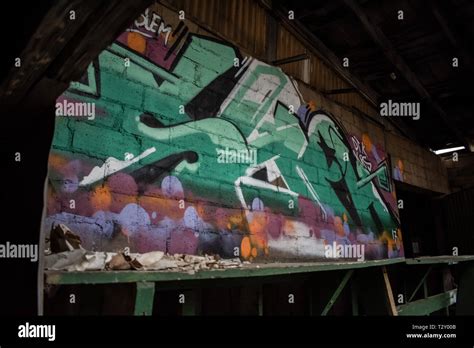 Graffiti dark alley hi-res stock photography and images - Alamy