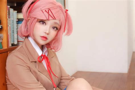 2029: Reading Manga with Natsuki. (Cosplay by IN_NE) : DDLC in 2020 | Cute cosplay, Cosplay ...