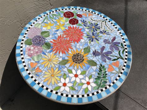 Mosaic table with flowers Floral Mosaic, Mosaic Patterns, Mosaic Art ...
