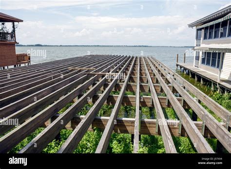 Stilt houses on the pier hi-res stock photography and images - Alamy