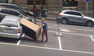 Hilarious photo shows a man trying to fit a couch into his small car | Funny memes, Funny ...