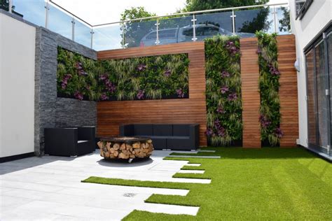 Courtyard with vertical garden | Interior Design Ideas