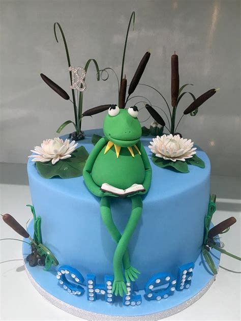 Kermit the Frog - Decorated Cake by Lorraine Yarnold - CakesDecor