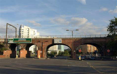 Railway viaduct, Leeds © Derek Harper cc-by-sa/2.0 :: Geograph Britain ...