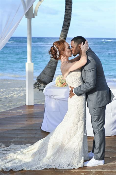 Beautiful picture of wedding couple on thier weeding ceremony on the beach | Jenifer and Johan's ...