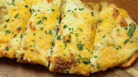 The BEST Roasted Garlic Cheese Bread Recipe - YouTube