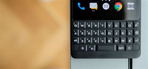 BlackBerry phones return in 2021, comes with QWERTY keyboard and 5G - SoyaCincau