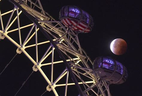 In Pictures: The Supermoon Eclipse Around the World - Newsweek