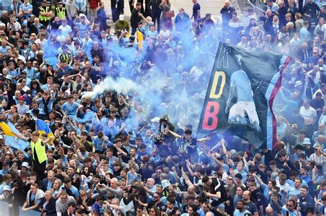 Man City fans' incredible welcome for team ahead of Premier League title decider - Manchester ...