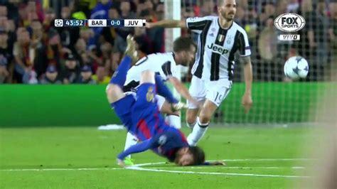 Barcelona vs. Juventus: Lionel Messi lands on his face during painful ...