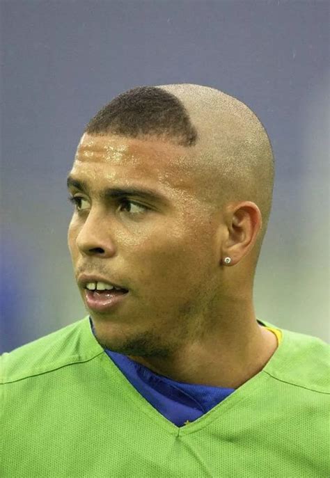 Ronaldo Haircut 2002 : Why Ronaldo had such a strange haircut in 2002? - Oh My ... / Ronaldo got ...