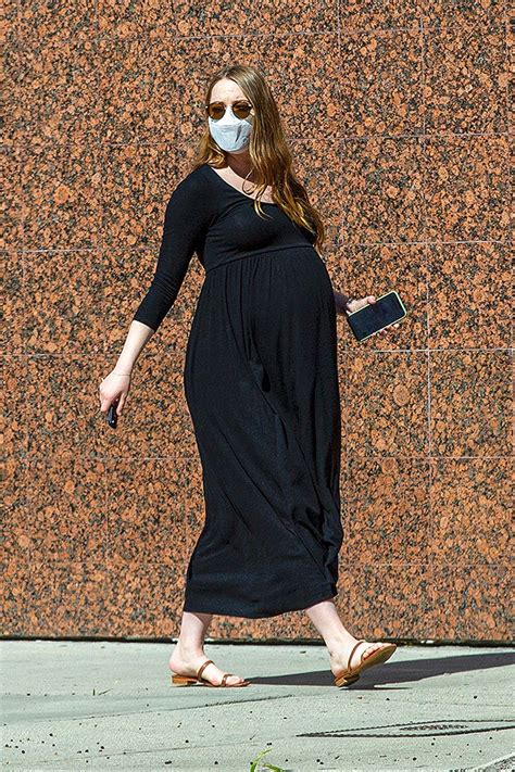 Pregnant Emma Stone Looks Gorgeous With Baby Bump In LA: See Pics ...