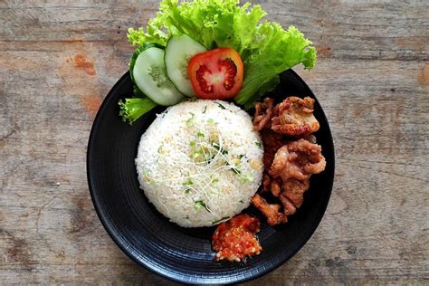 Foto : Resep Nasi Daun Jeruk Rice Cooker, Gurih dan Warnanya Cerah