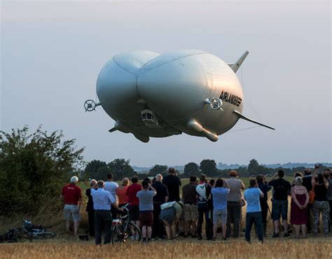 Image 2 | ASTONISHING moment world's largest aircraft CRASHED ...