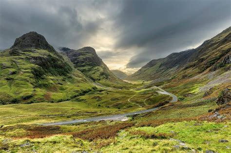 The beautiful valley of Glencoe looking at the famous and enormous Three Sisters 👌 📷 Matthew ...