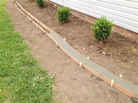 How to Make a Concrete Landscape Curb – Landscape curbing in 2020 | Concrete garden edging ...