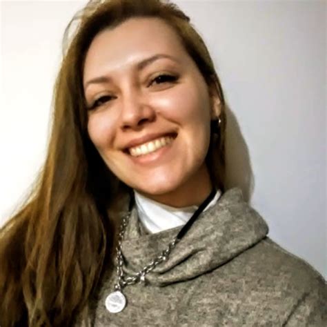 Giuliana - Ushuaia,: Odontóloga graduada de la UNC, en una familia de docentes. Enseñanza de Cs ...