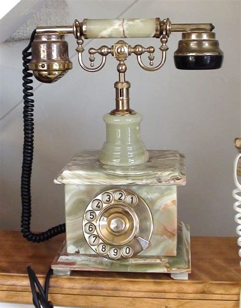 Retro Tech-Chic: 15 Cool Vintage Phones