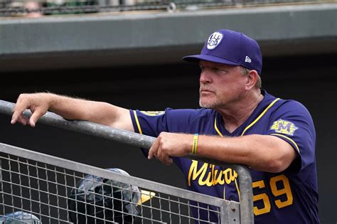 Milwaukee Brewers bench coach Pat Murphy suffers heart attack