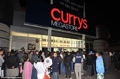 Thousands of bargain hunters queue overnight outside new Currys store to get hands on half-price ...