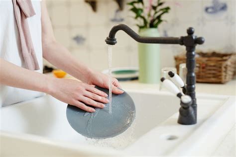 Do You Really Need To Pre-Rinse Your Dishes? Here's What The Experts Say